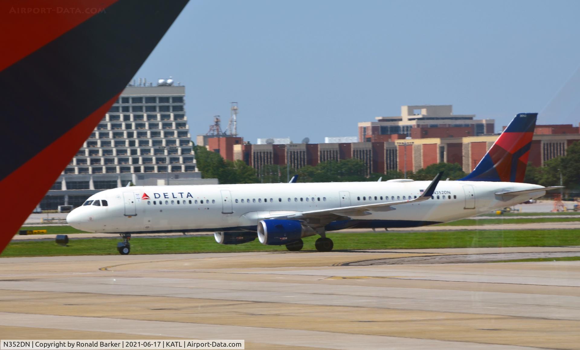N352DN, 2018 Airbus A321-211 C/N 8283, Taxi Atlanta