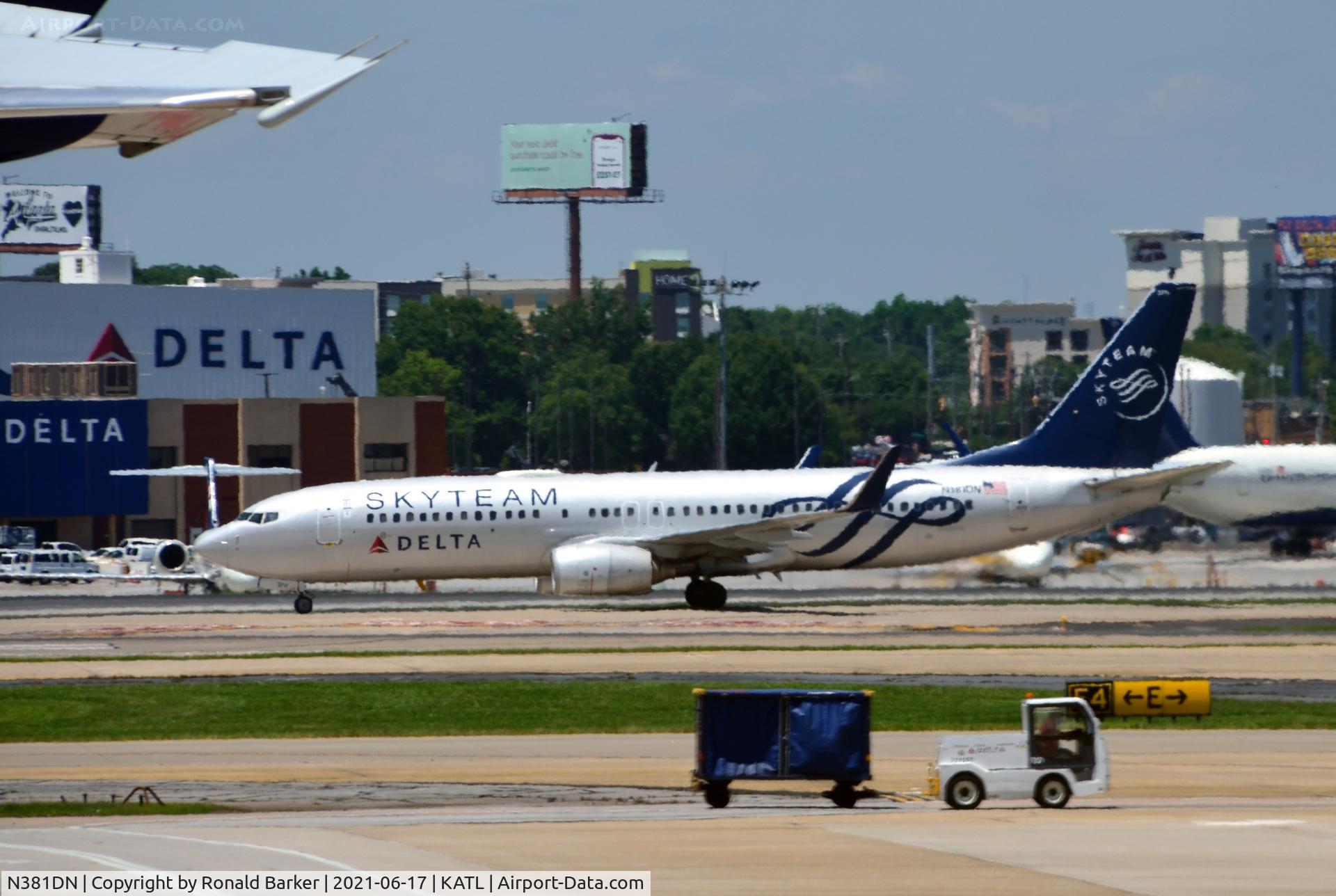 N381DN, 1999 Boeing 737-832 C/N 30350, Taxi Atlanta