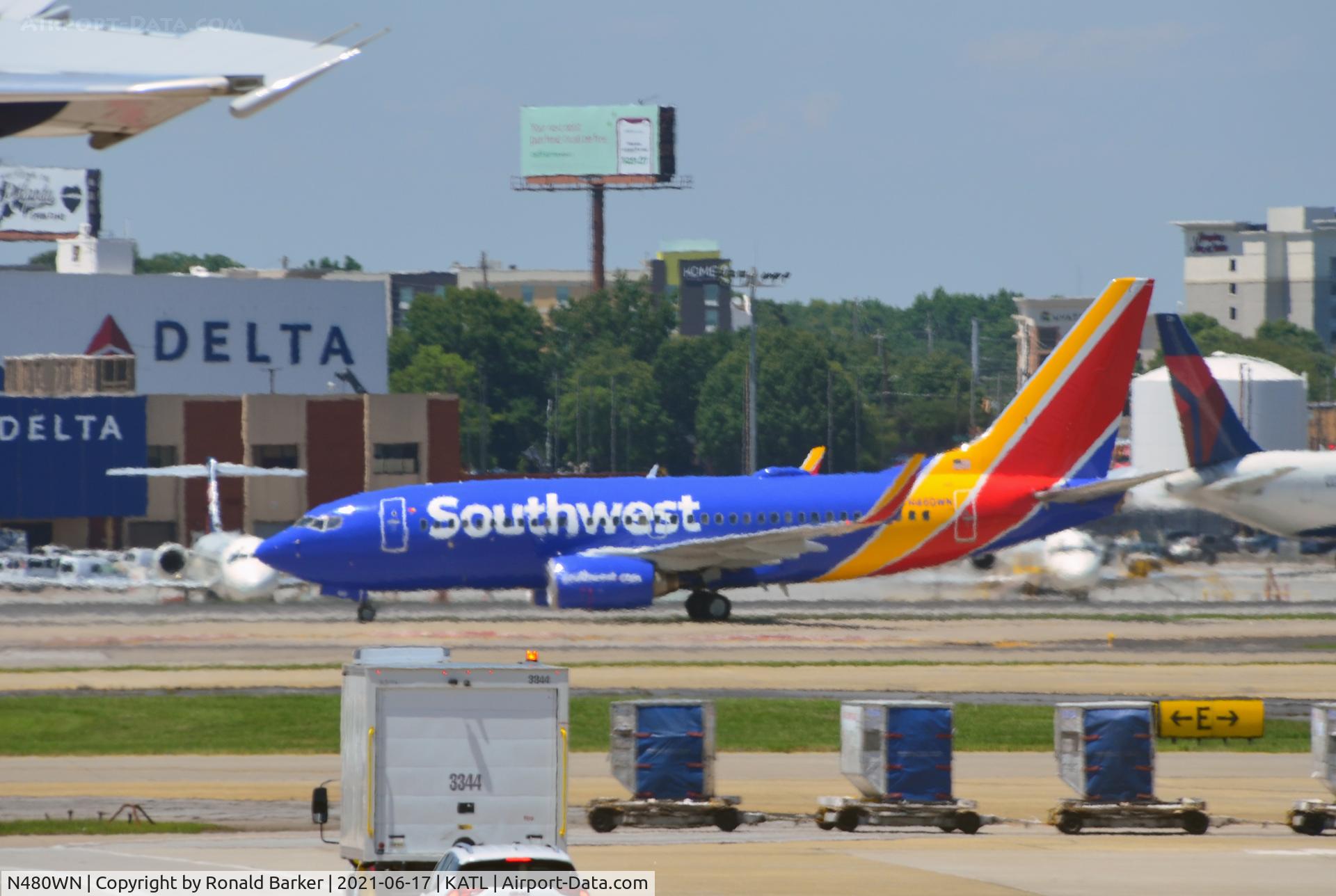 N480WN, 2004 Boeing 737-7H4 C/N 33998, Taxi to park Atlanta
