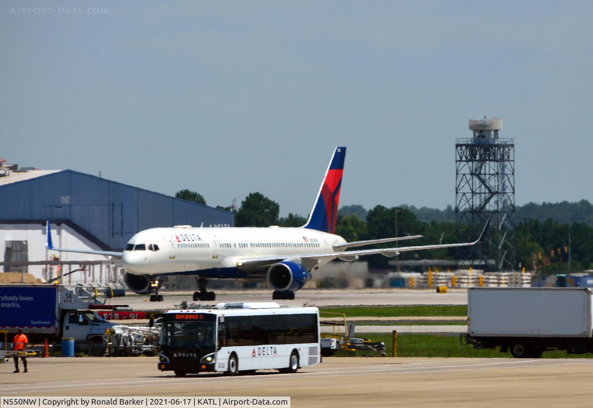 N550NW, 2001 Boeing 757-251 C/N 26497, Taxi Atlanta
