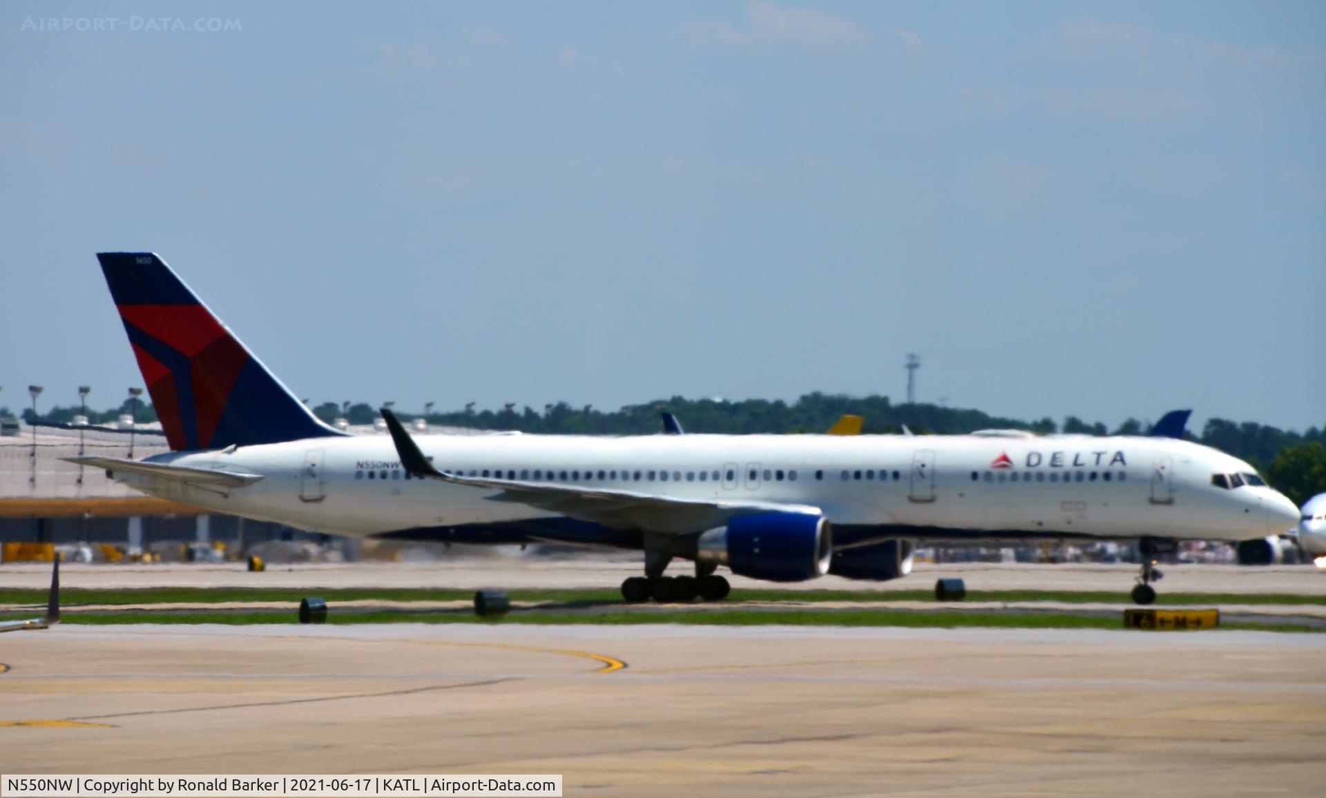 N550NW, 2001 Boeing 757-251 C/N 26497, Taxi Atlanta