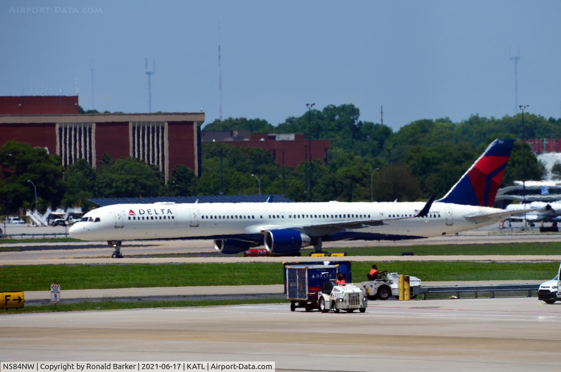 N584NW, 2002 Boeing 757-351 C/N 32984, Taxi Atlanta