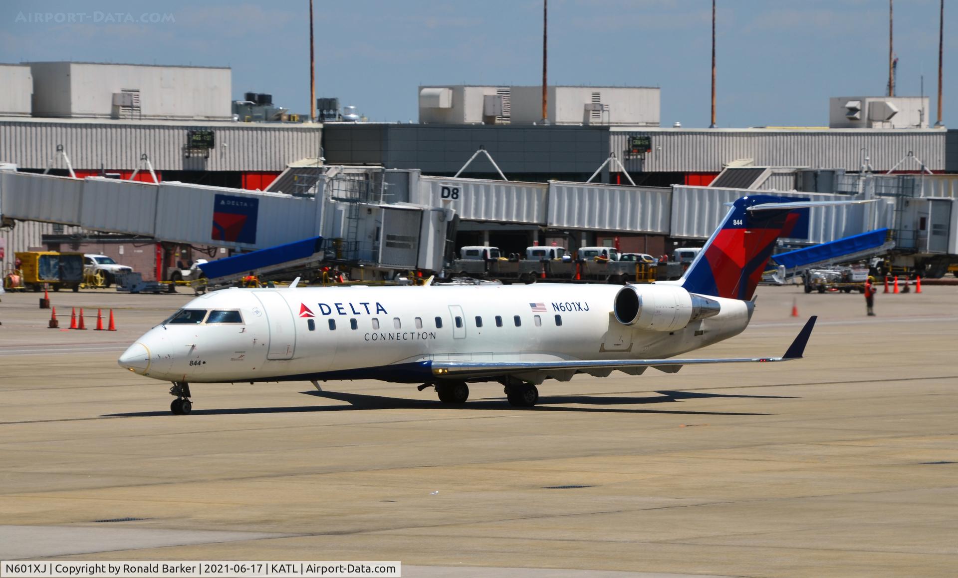 N601XJ, 2005 Bombardier CRJ-200 (CL-600-2B19) C/N 8044, Taxi Atlanta