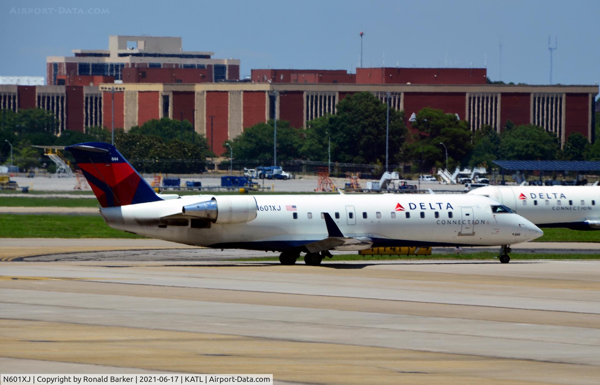N601XJ, 2005 Bombardier CRJ-200 (CL-600-2B19) C/N 8044, Taxi Atlanta