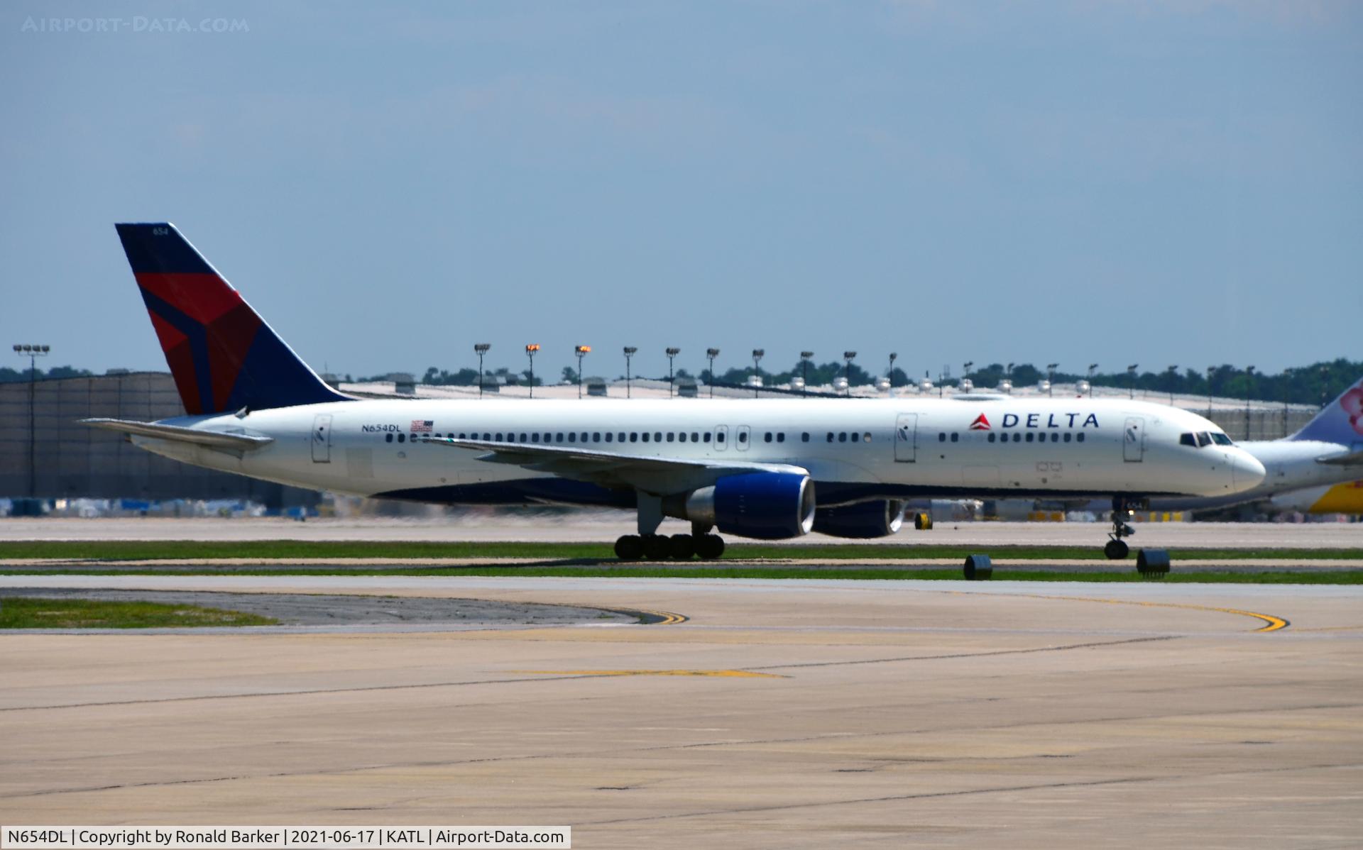 N654DL, 1990 Boeing 757-232 C/N 24394, Taxi Atlanta