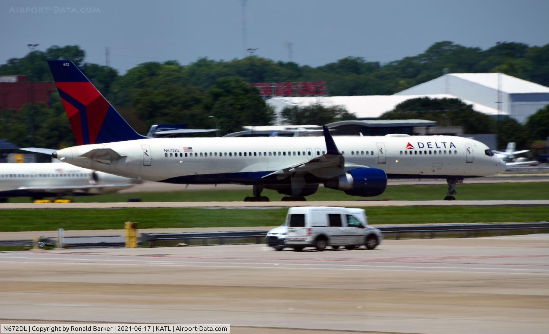 N672DL, 1992 Boeing 757-232 C/N 25977, Taxi Atlanta