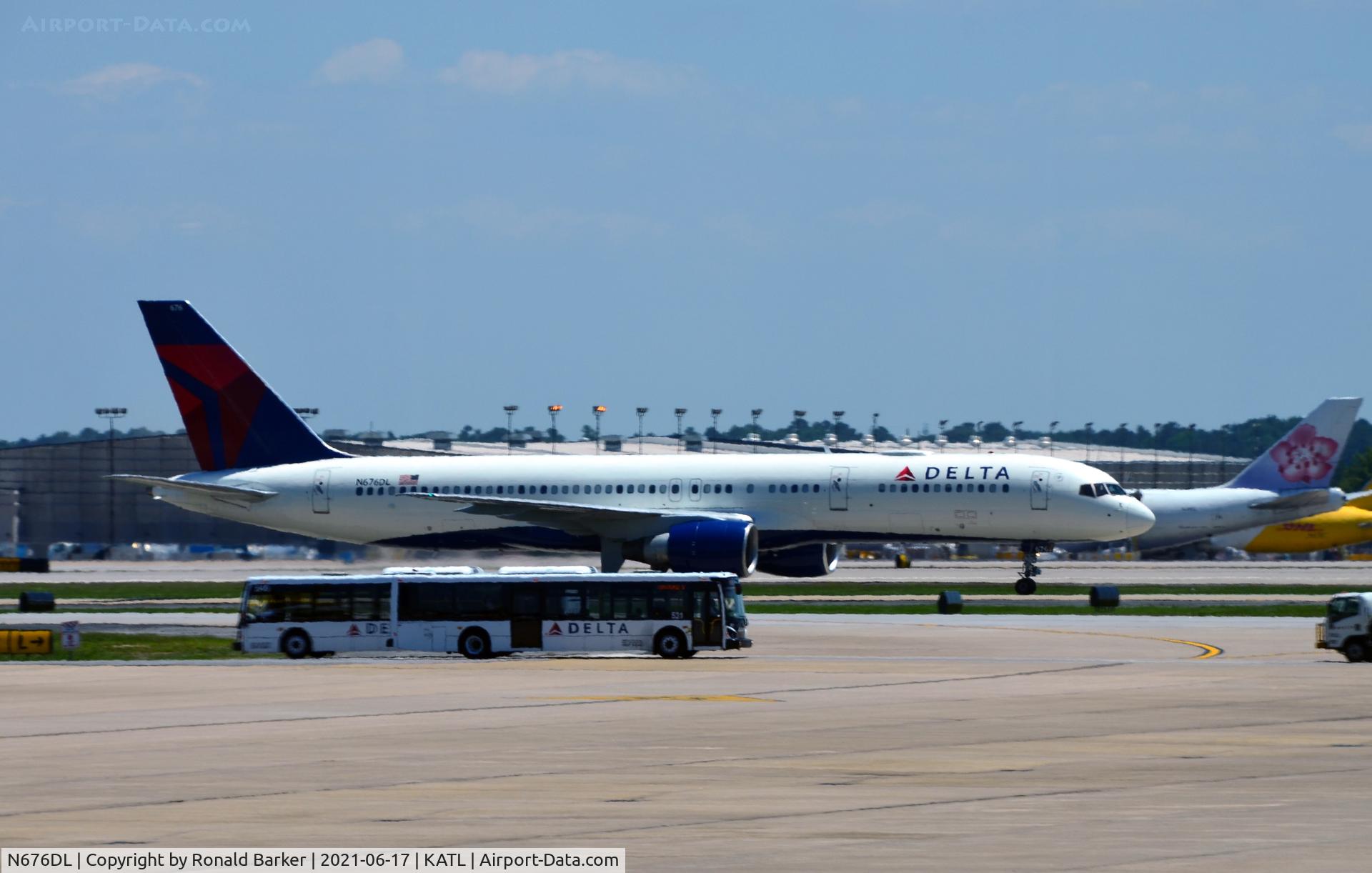 N676DL, 1992 Boeing 757-232 C/N 25981, Taxi Atlanta
