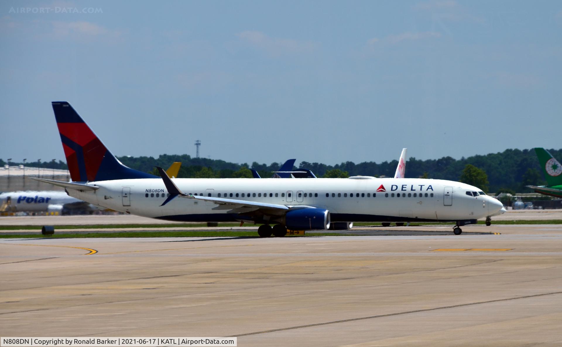 N808DN, 2013 Boeing 737-932/ER C/N 31920, Taxi Atlanta