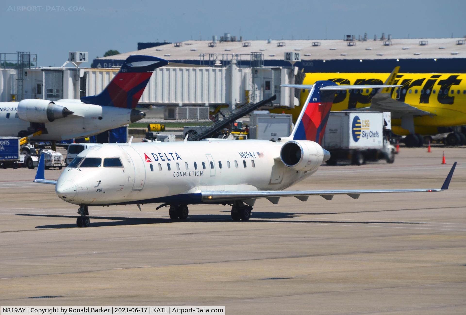 N819AY, 2005 Bombardier CRJ-200LR (CL-600-2B19) C/N 8019, Taxi Atlanta