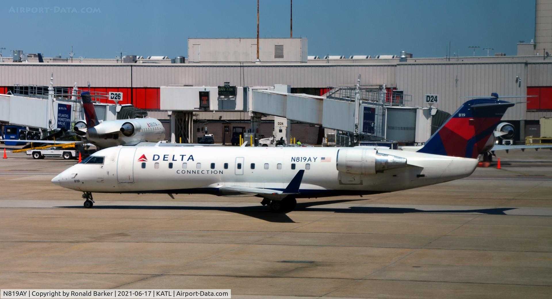N819AY, 2005 Bombardier CRJ-200LR (CL-600-2B19) C/N 8019, Taxi Atlanta