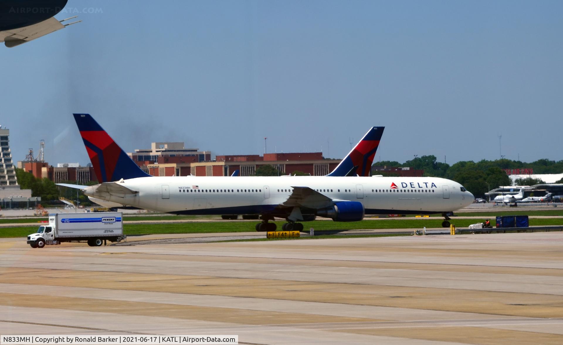 N833MH, 2000 Boeing 767-432/ER C/N 29706, Taxi Atlanta