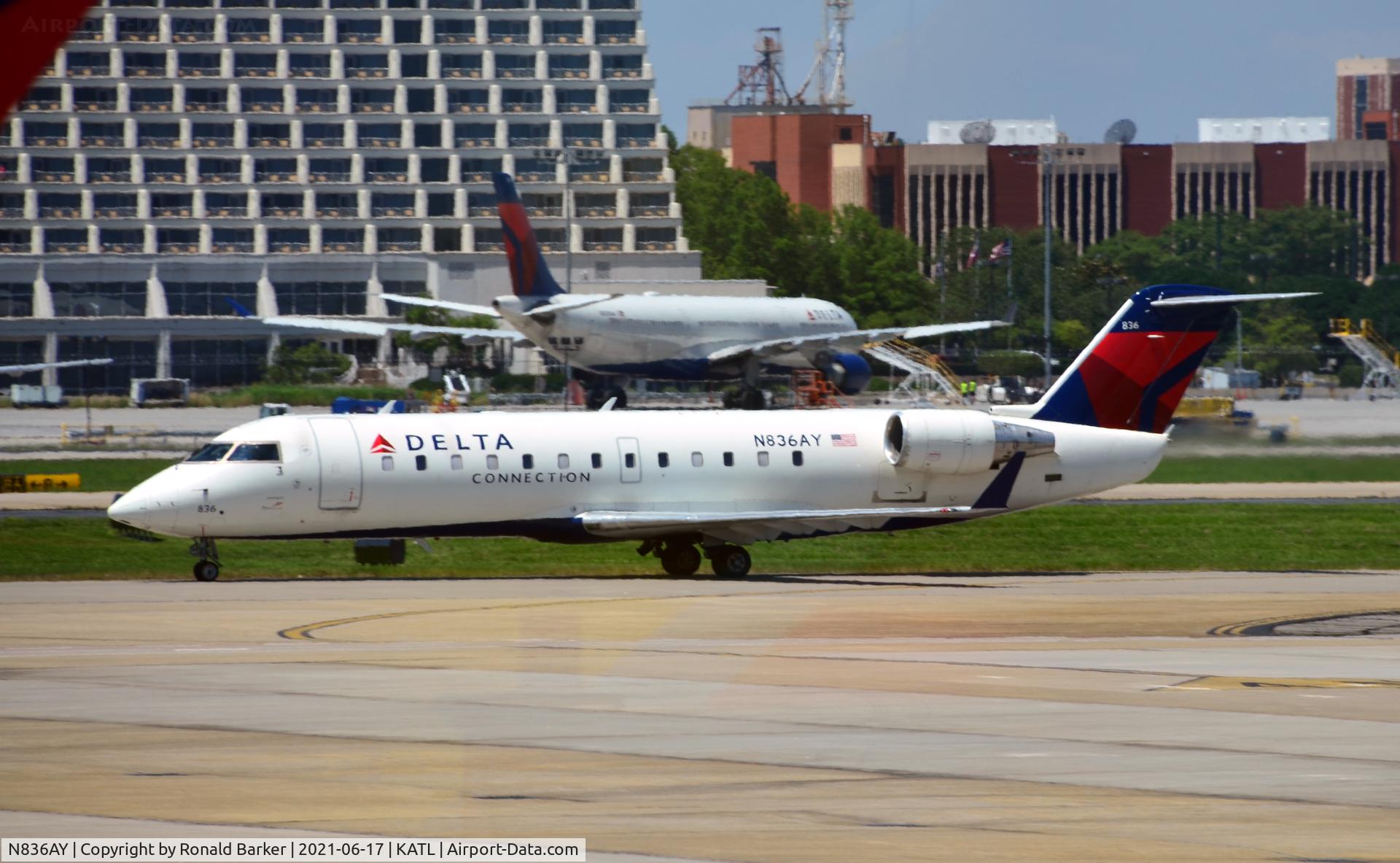 N836AY, 2005 Bombardier CRJ-200ER (CL-600-2B19) C/N 8036, Taxi to gate Atlanta