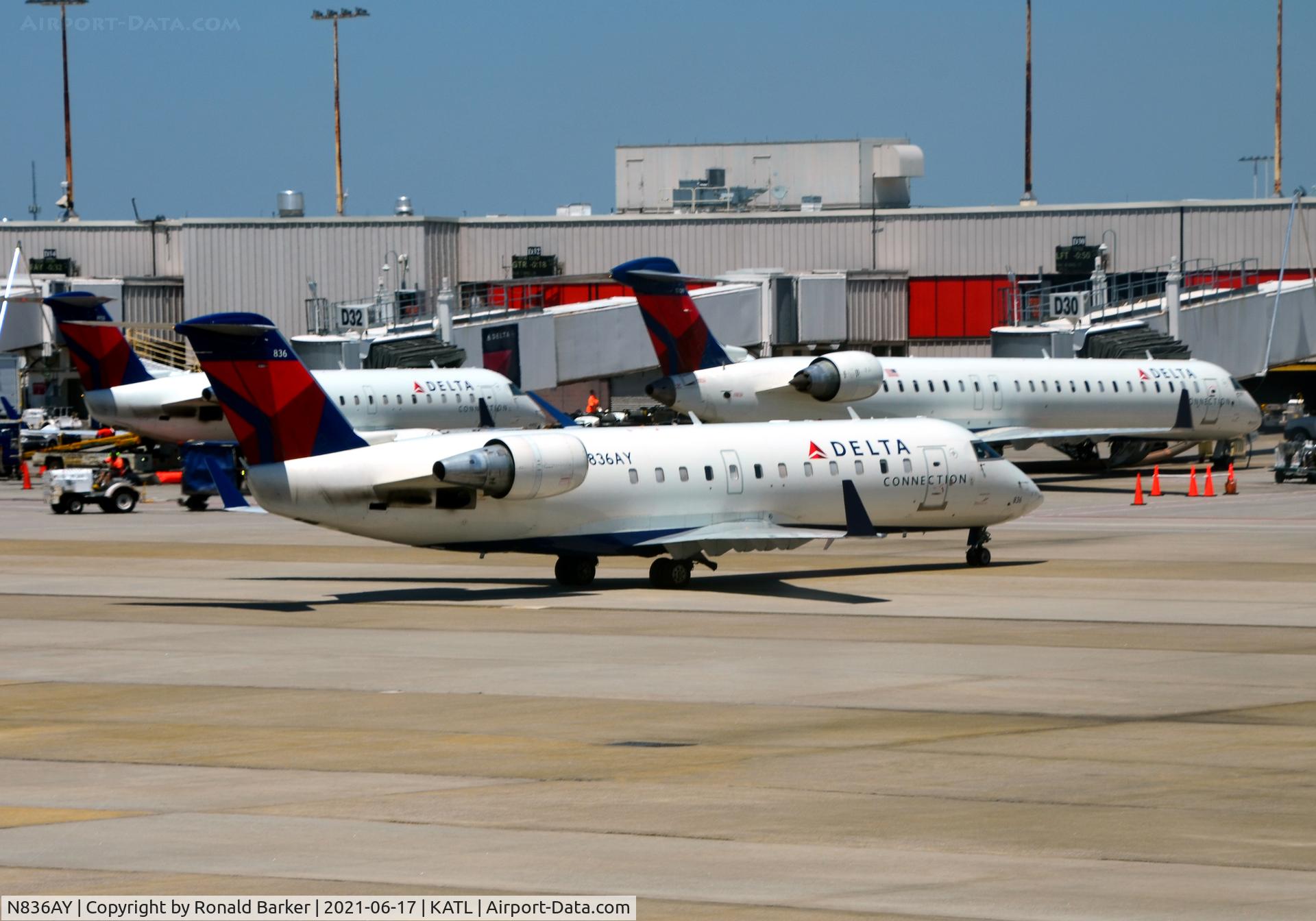 N836AY, 2005 Bombardier CRJ-200ER (CL-600-2B19) C/N 8036, Taxi to gate Atlanta