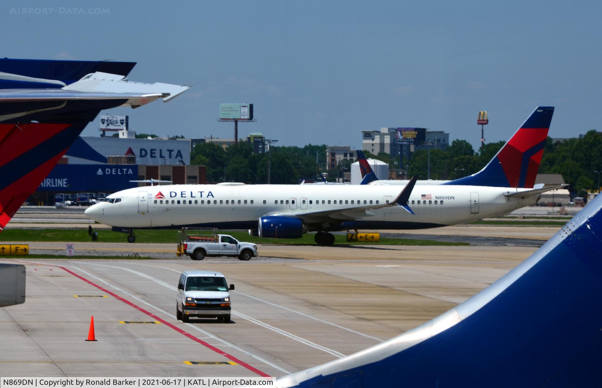 N869DN, 2017 Boeing 737-900/ER C/N 31980, Taxi Atlanta