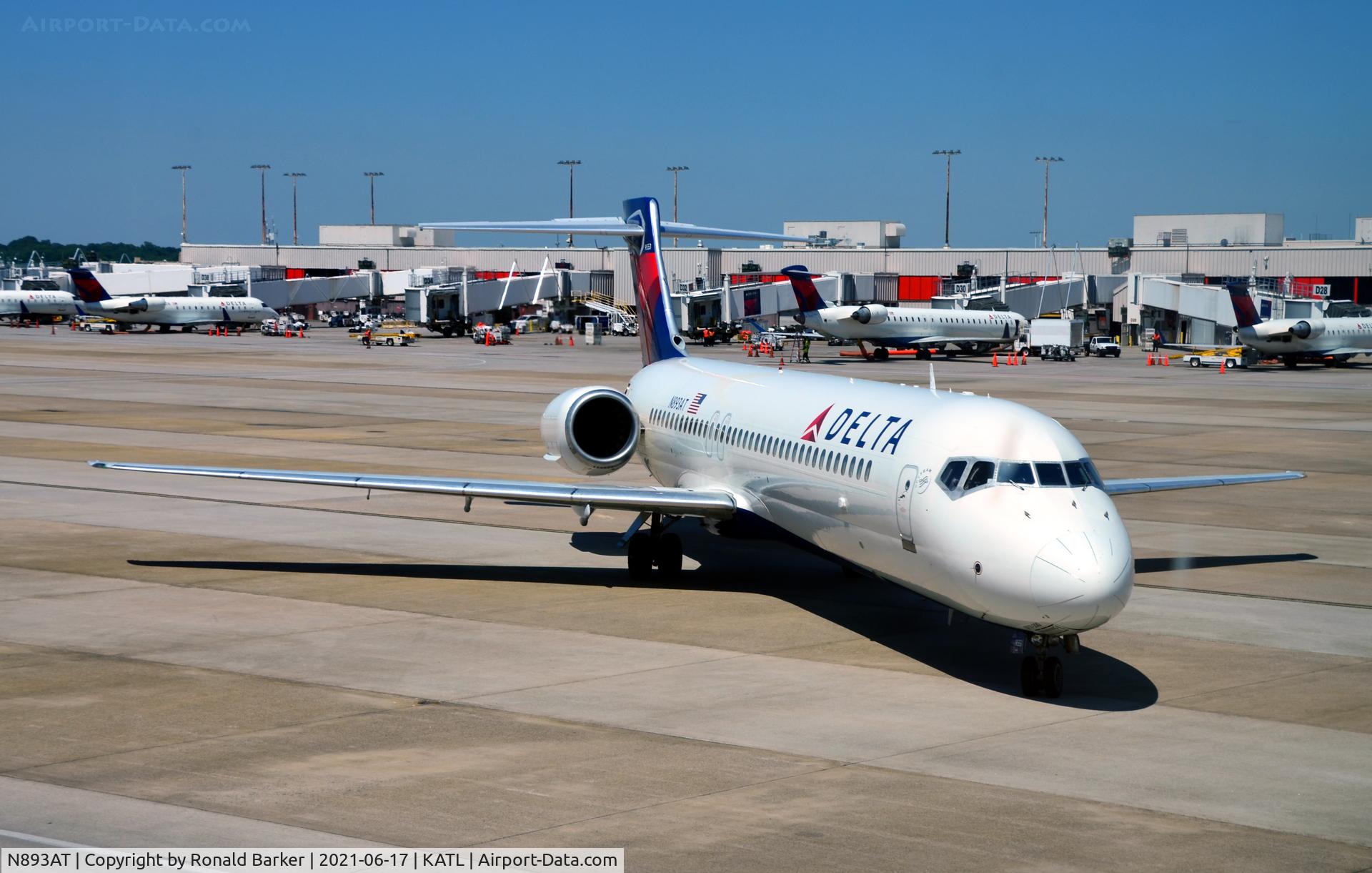 N893AT, 2004 Boeing 717-200 C/N 55045, Taxi to gate Atlanta