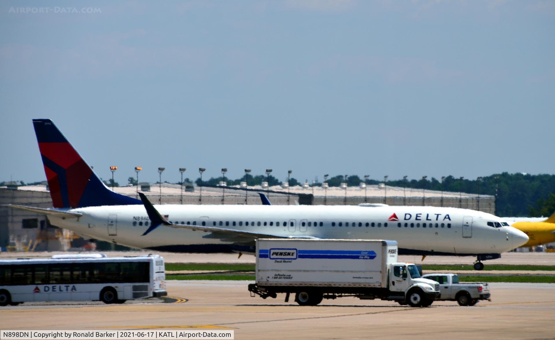 N898DN, 2018 Boeing 737-932/ER C/N 62778, Taxi Atlanta