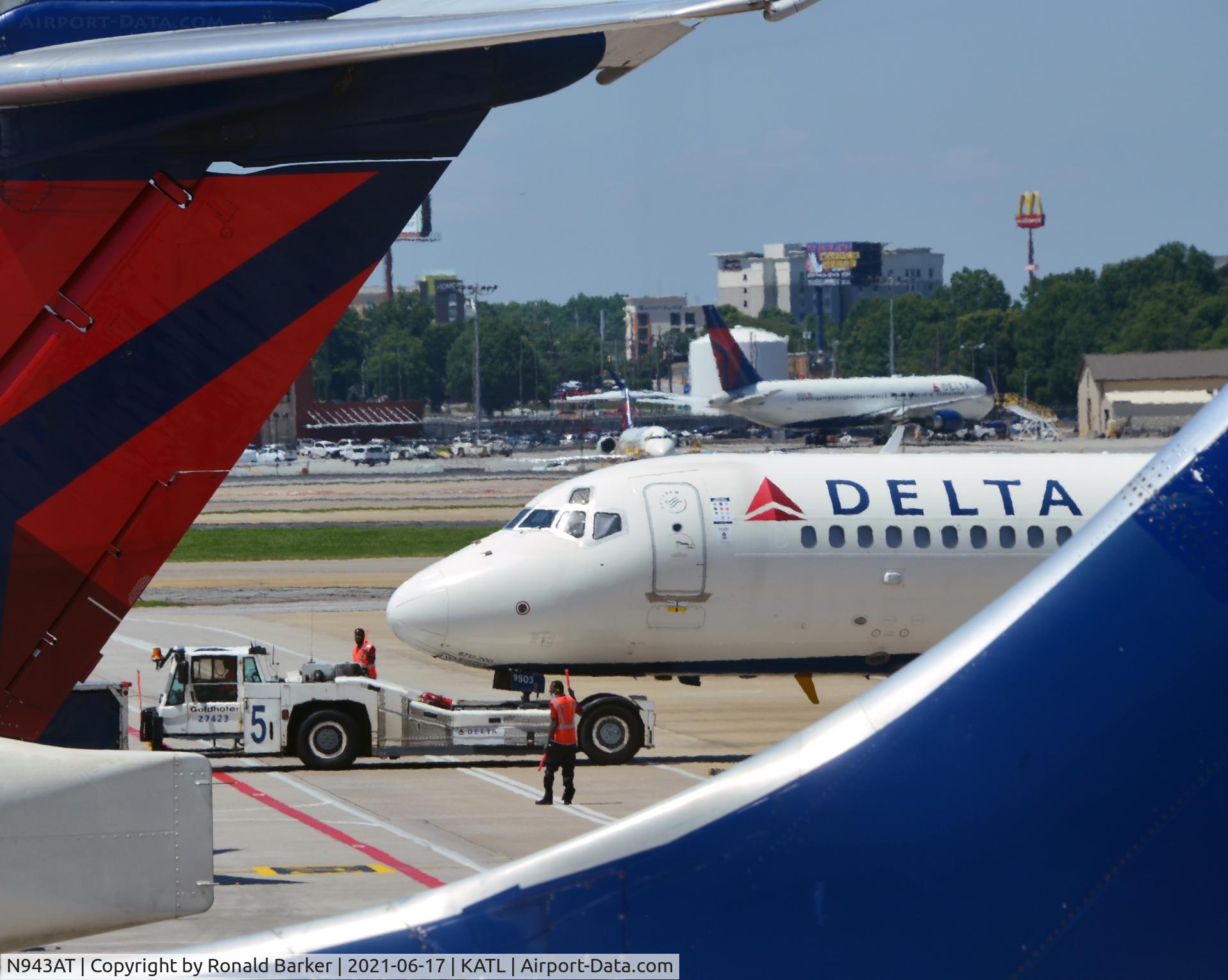 N943AT, 1999 Boeing 717-200 C/N 55006, Towed to gate Atlanta