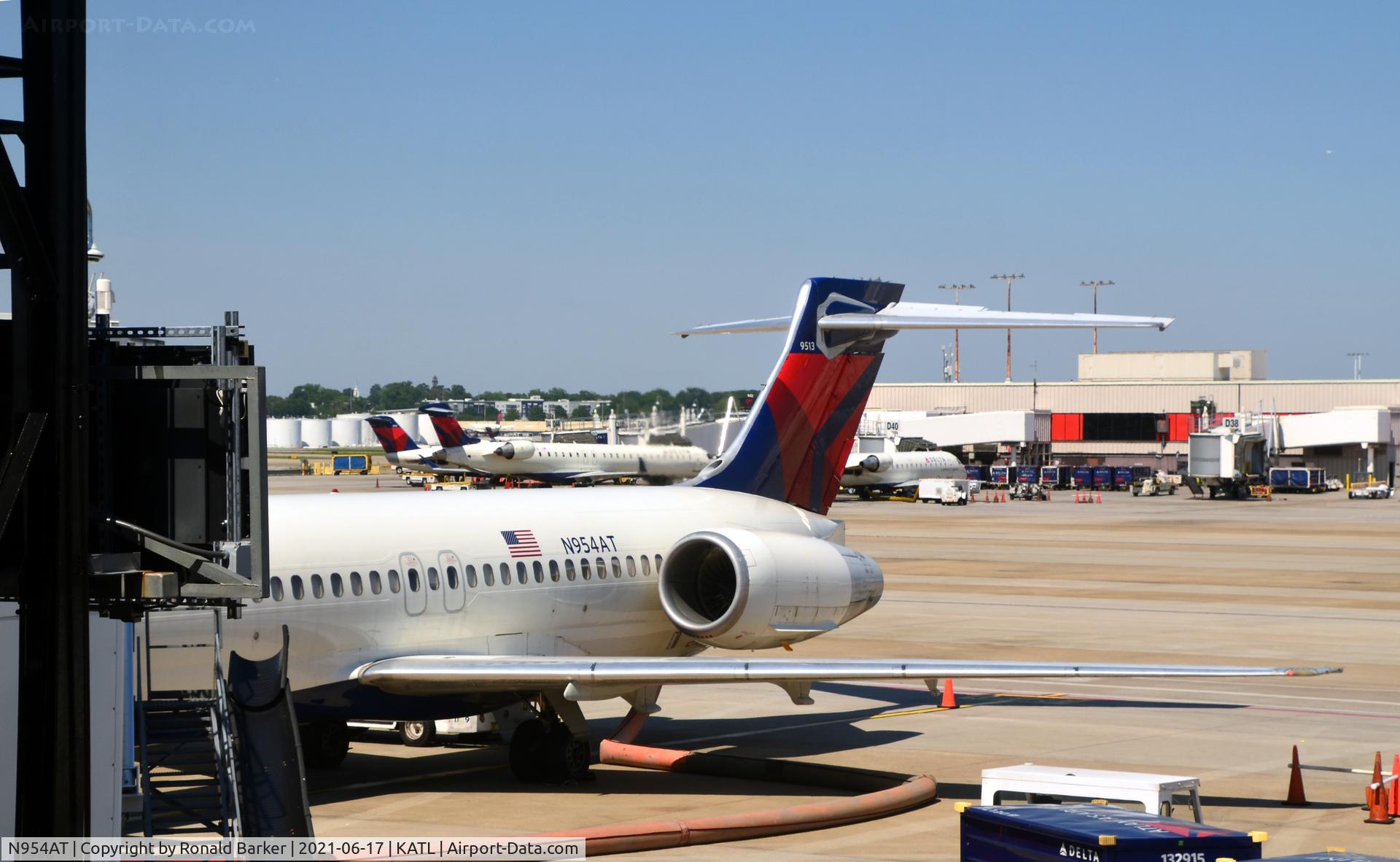 N954AT, 2000 Boeing 717-2BD C/N 55016, Gate C43 Atlanta