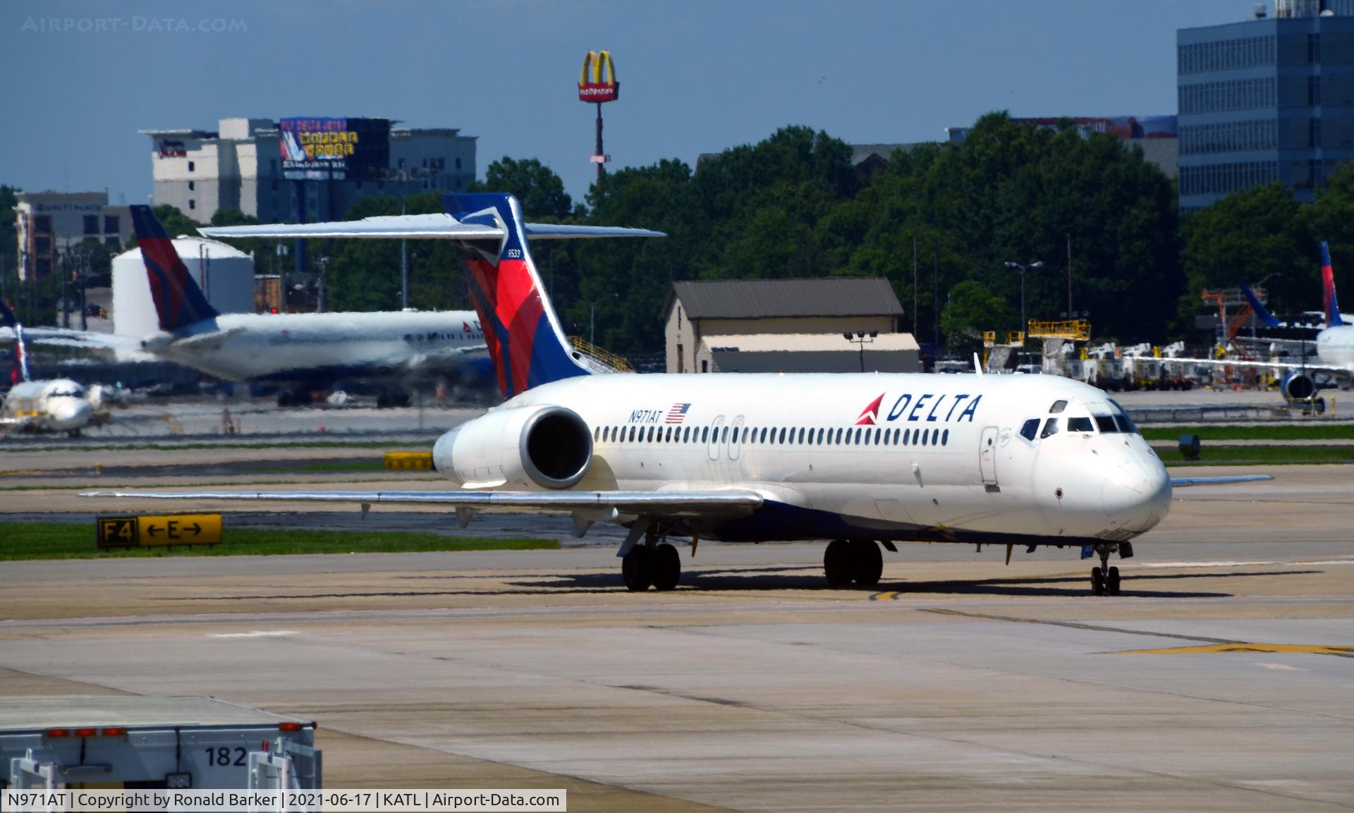 N971AT, 2001 Boeing 717-200 C/N 55032, Taxi Atlanta