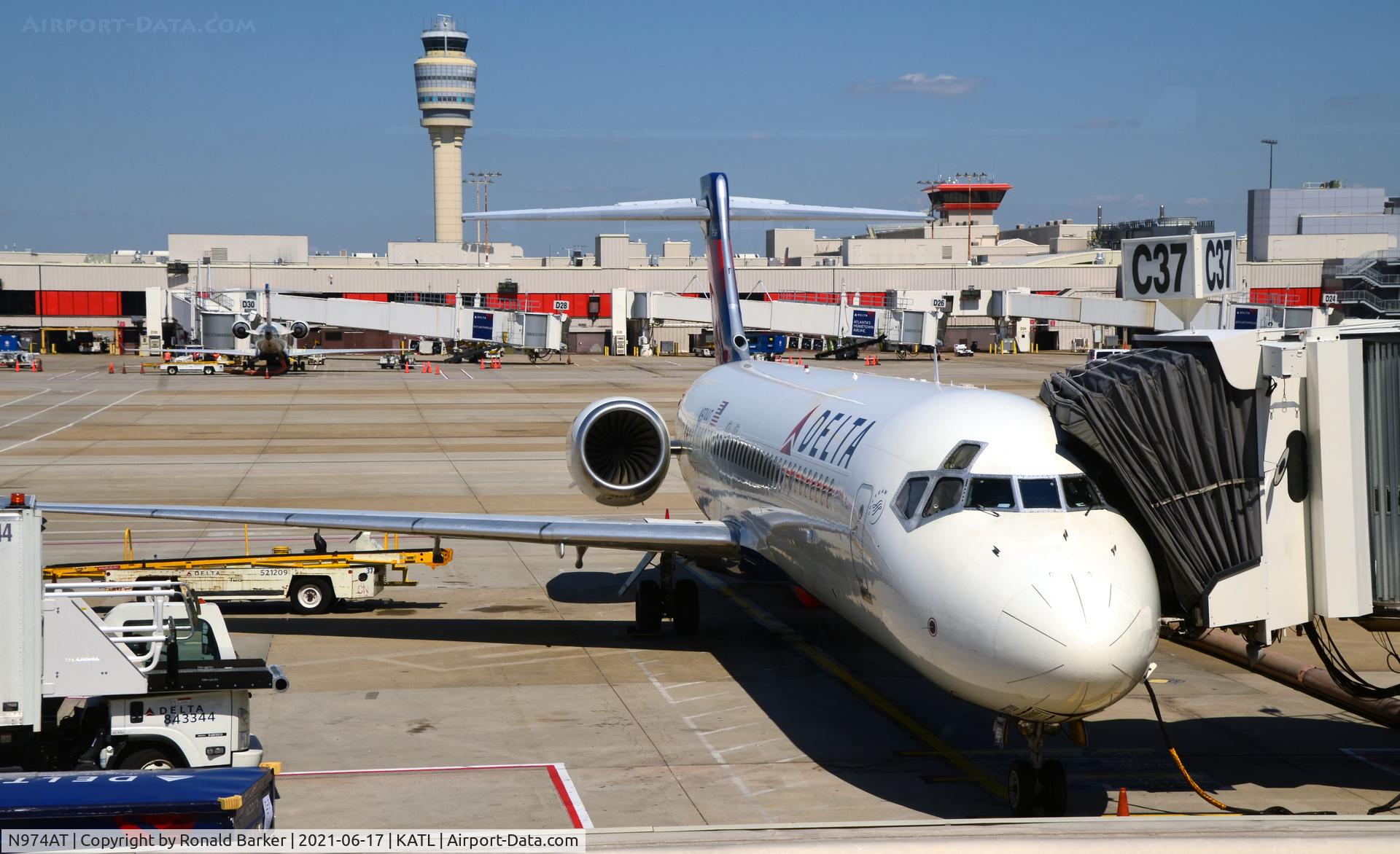 N974AT, 2002 Boeing 717-200 C/N 55034, At gate C37 Atlanta