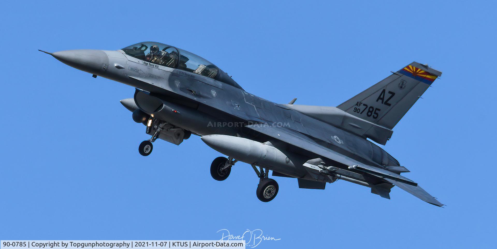 90-0785, 1990 General Dynamics F-16D Fighting Falcon C/N 1D-63, lining up on the left base to final.