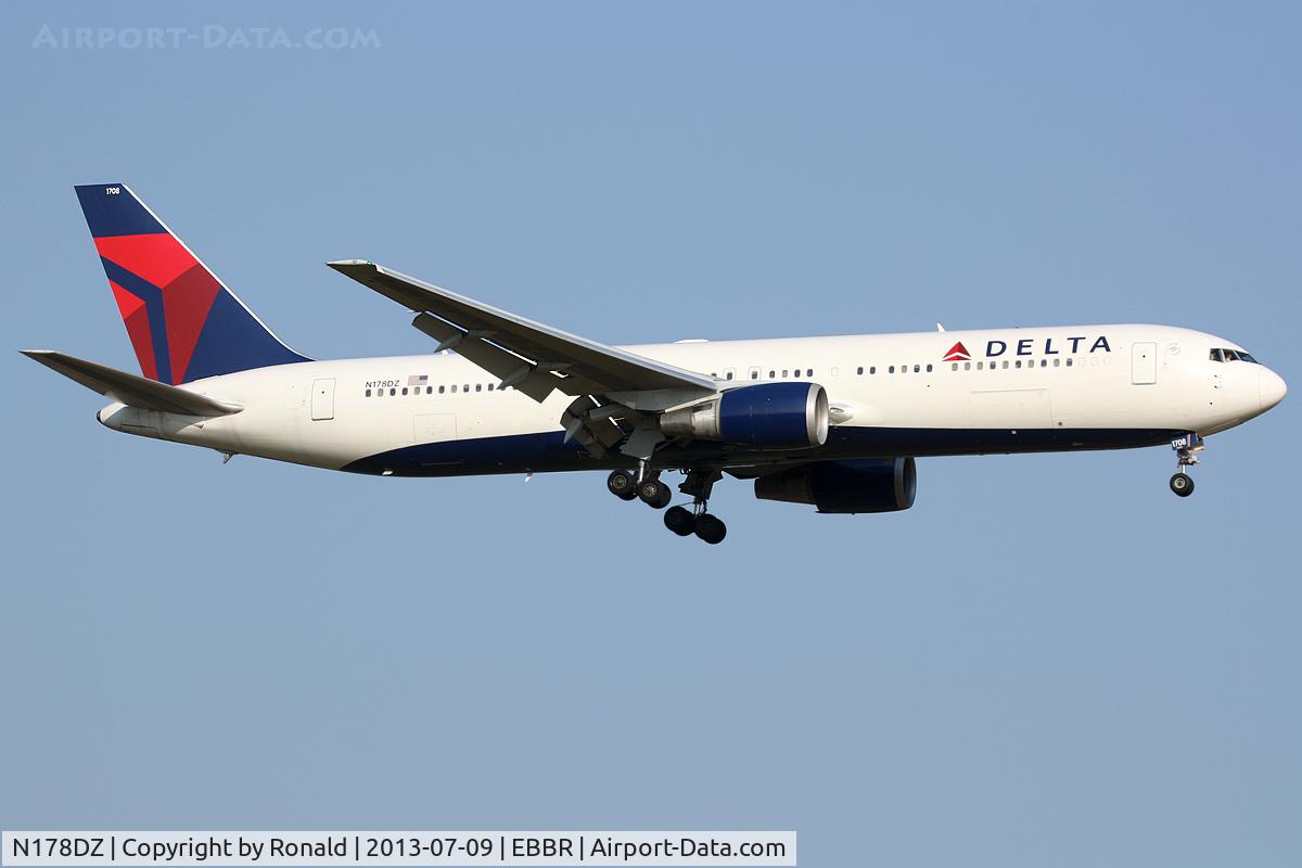 N178DZ, 2000 Boeing 767-332/ER C/N 30596, at bru