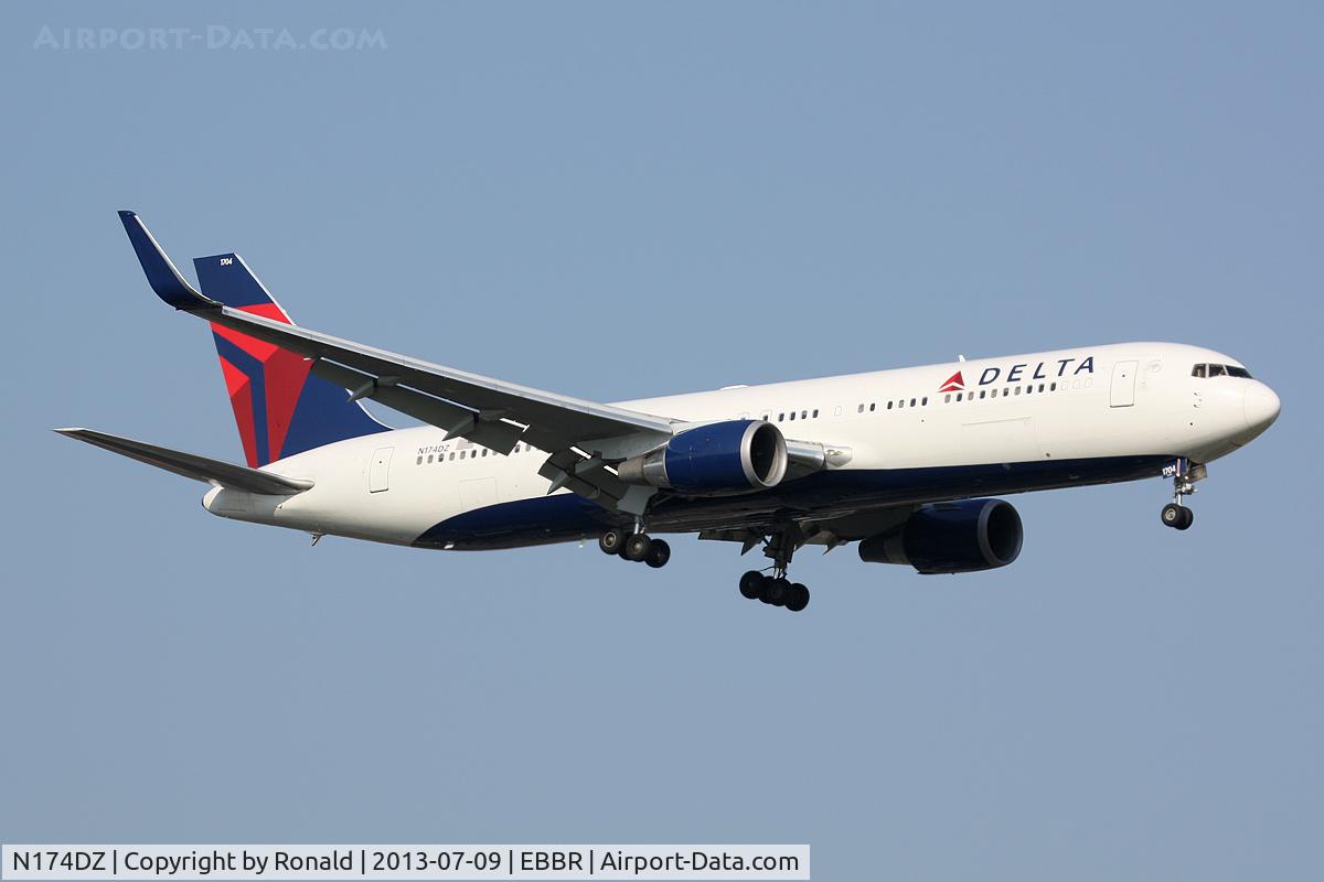 N174DZ, 1998 Boeing 767-332 C/N 29693, at bru
