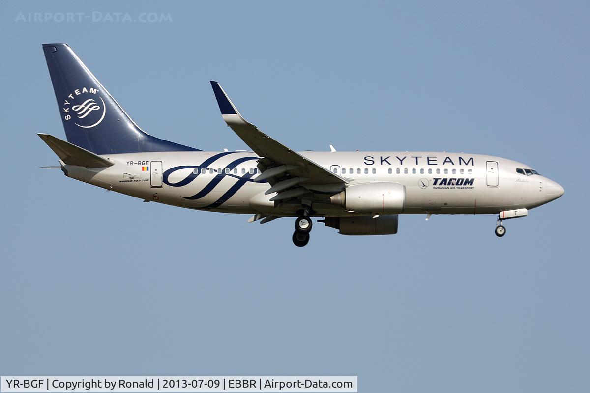 YR-BGF, 2001 Boeing 737-78J C/N 28440, at bru