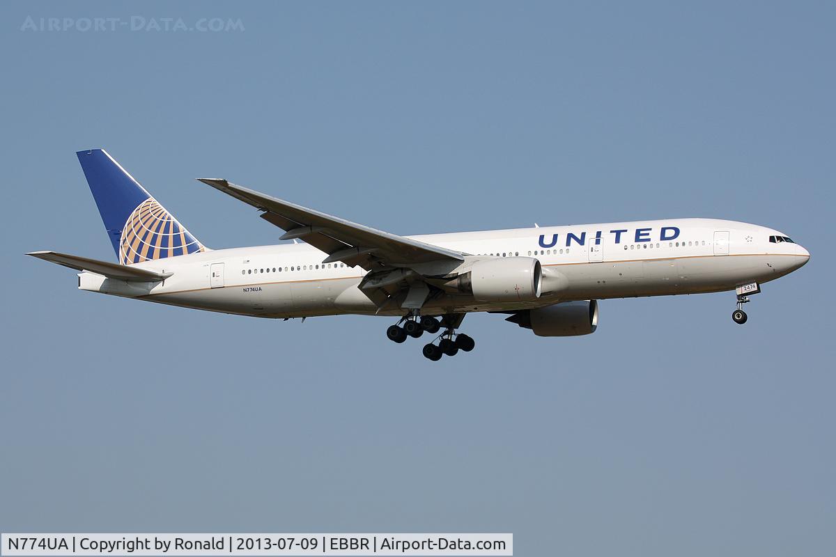 N774UA, 1996 Boeing 777-222 C/N 26936, at bru