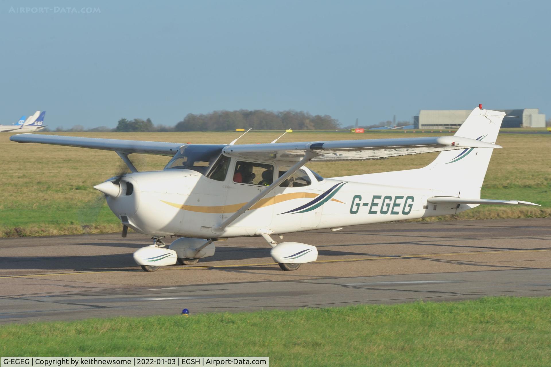 G-EGEG, 2000 Cessna 172R C/N 17280894, Arriving at Norwich.