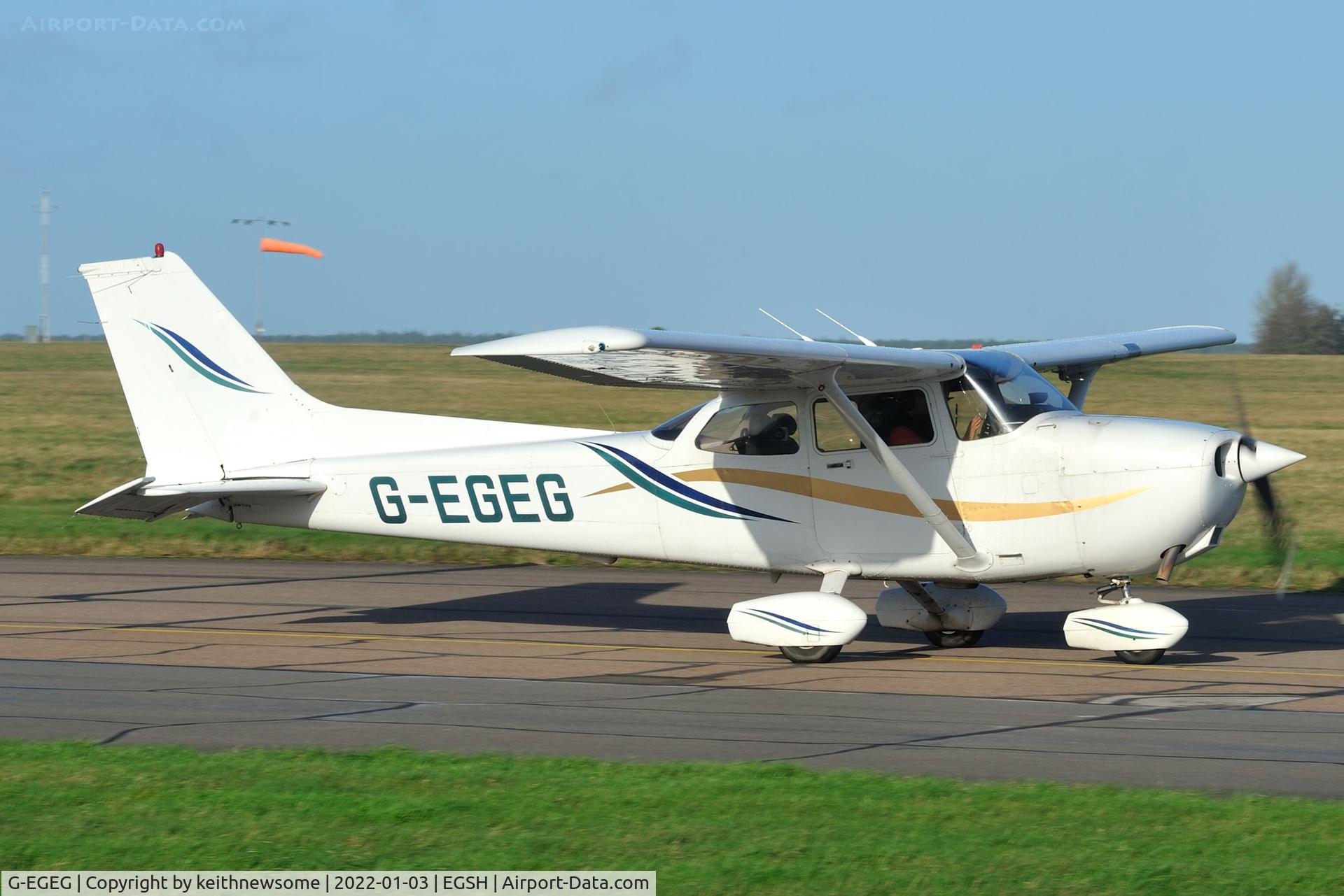 G-EGEG, 2000 Cessna 172R C/N 17280894, Leaving Norwich.