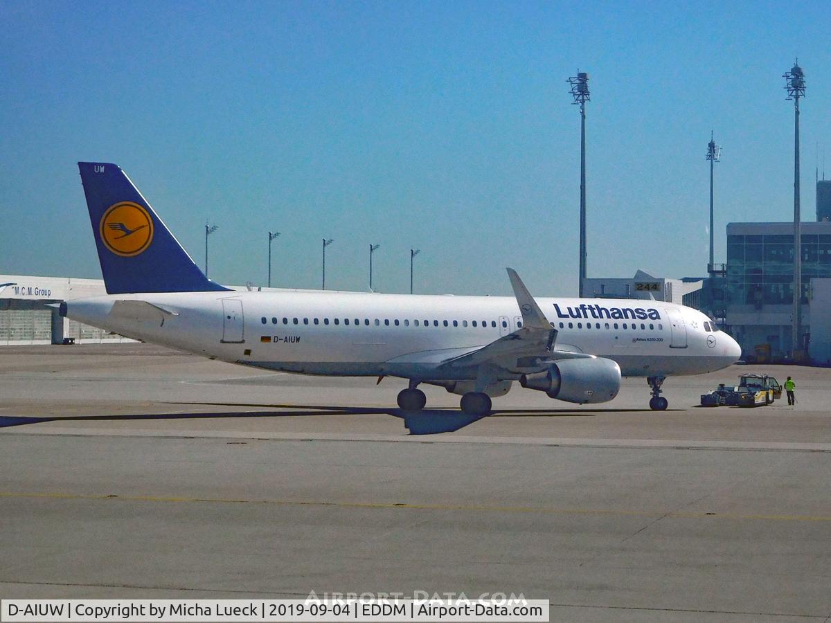 D-AIUW, 2016 Airbus A320-214 C/N 7251, At Munich