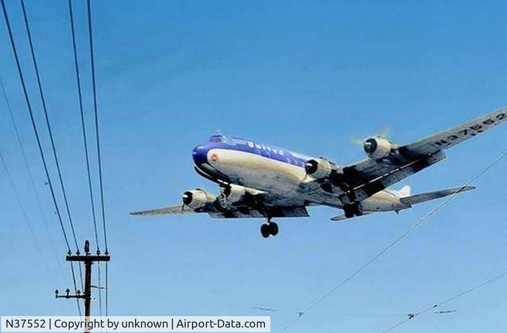 N37552, 1951 Douglas DC-6B C/N 43262, United DC-6B over Chicago 63rd Street & Cicero Ave @ Midway Airport