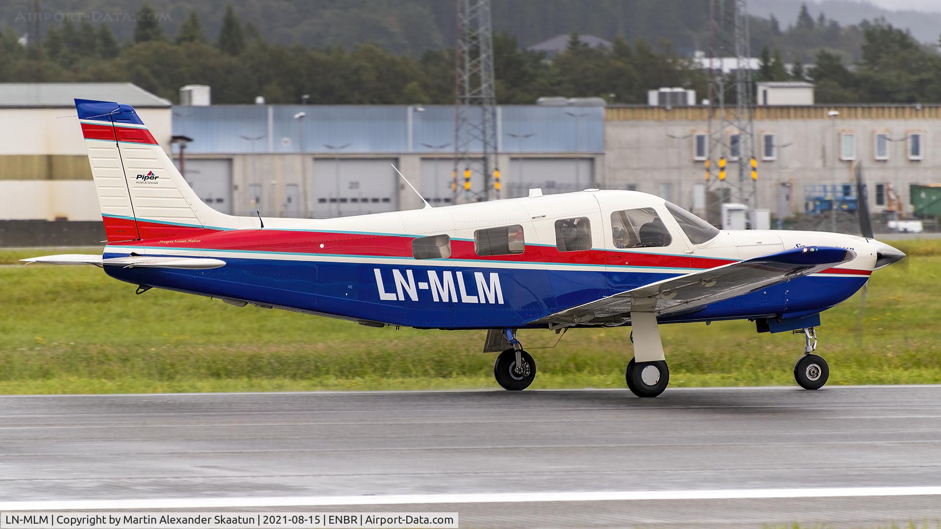 LN-MLM, Piper PA-32R-301 Saratoga C/N 3246141, Taking off rwy. 17.