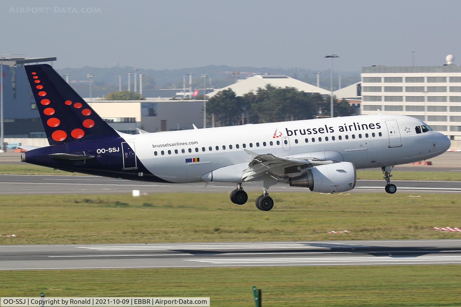 OO-SSJ, 2000 Airbus A320-232 C/N 1305, at bru