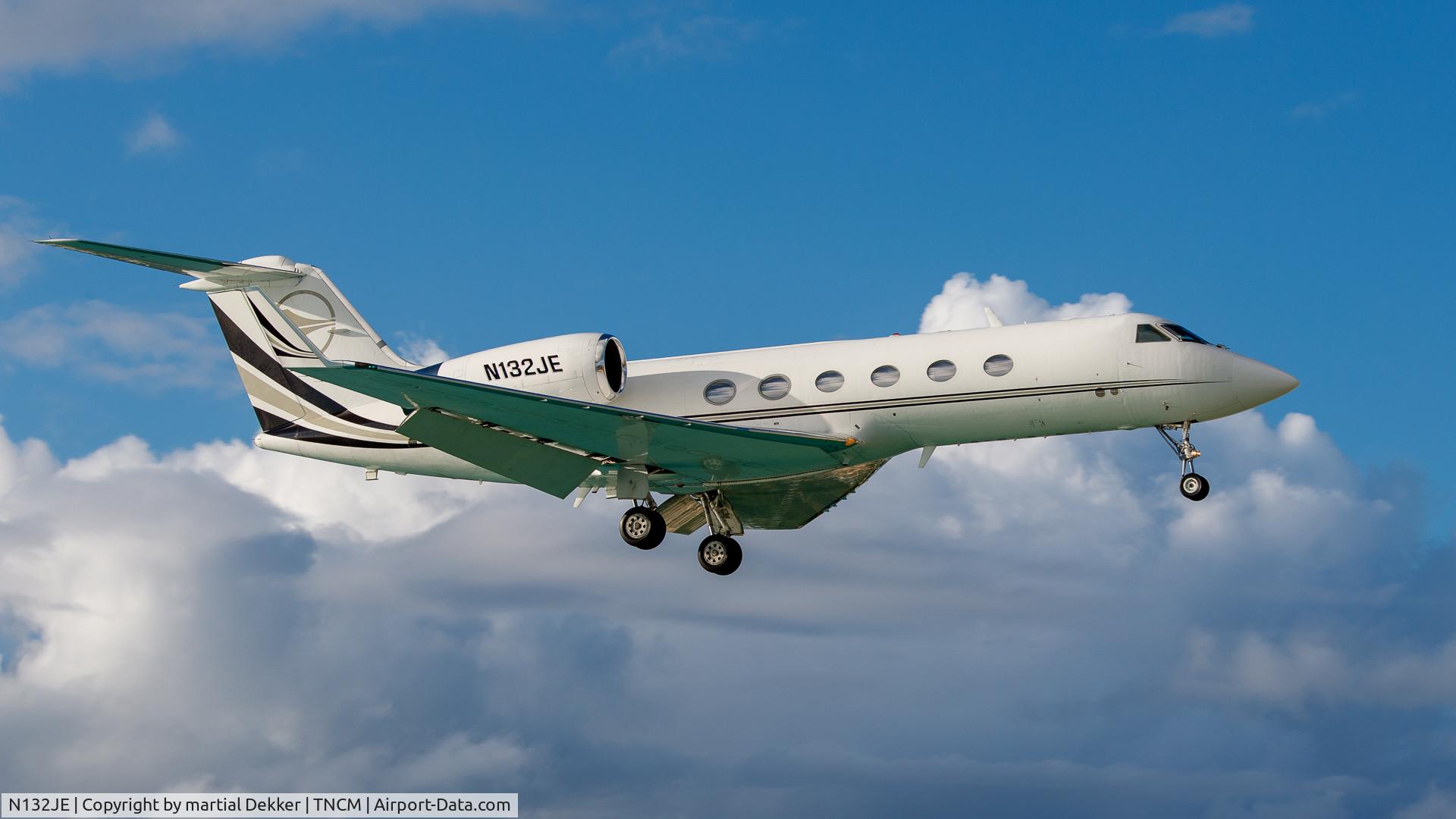 N132JE, 2000 Gulfstream Aerospace G-IV C/N 1403, Maho beach