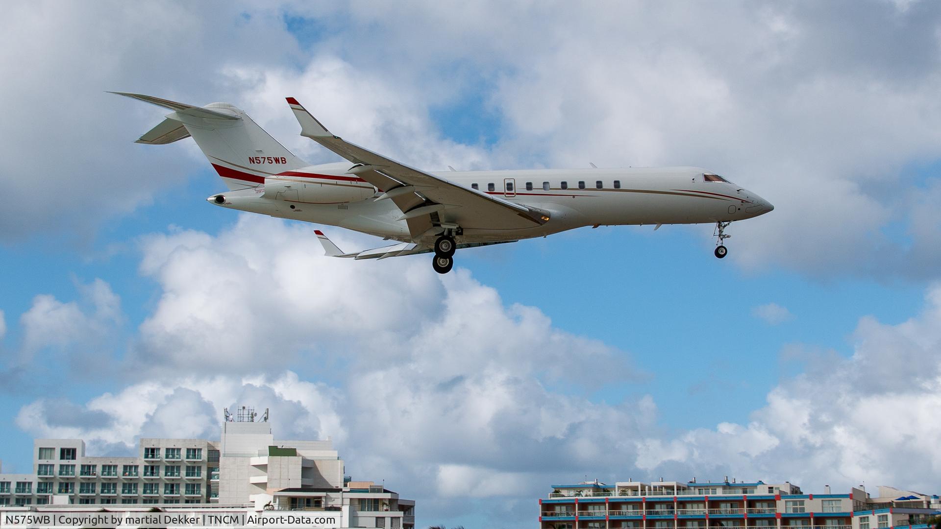 N575WB, 2005 Bombardier Challenger 300 (BD-100-1A10) C/N 20075, Maho beach