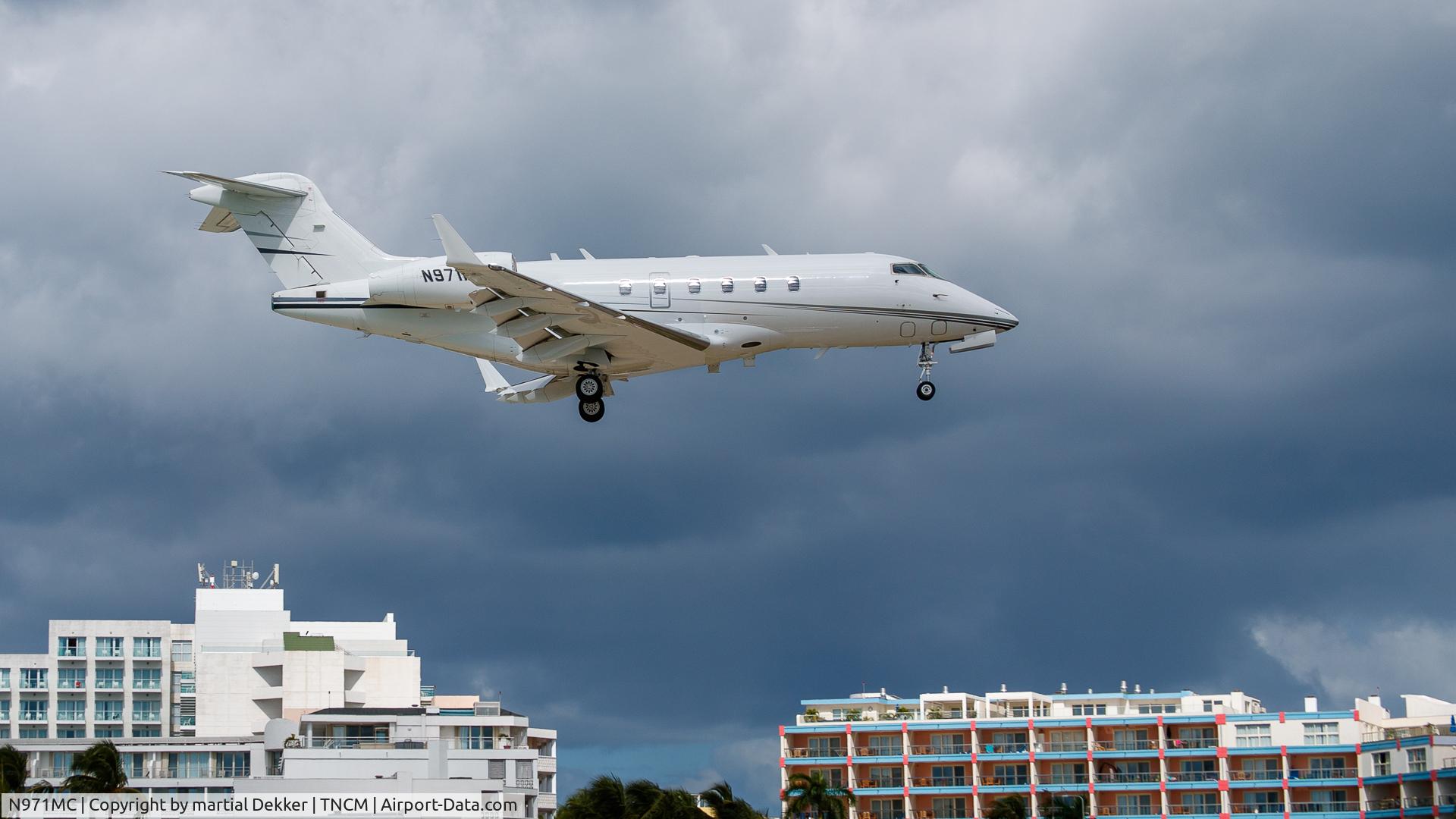 N971MC, 2006 Bombardier Challenger 300 (BD-100-1A10) C/N 20126, Maho beach