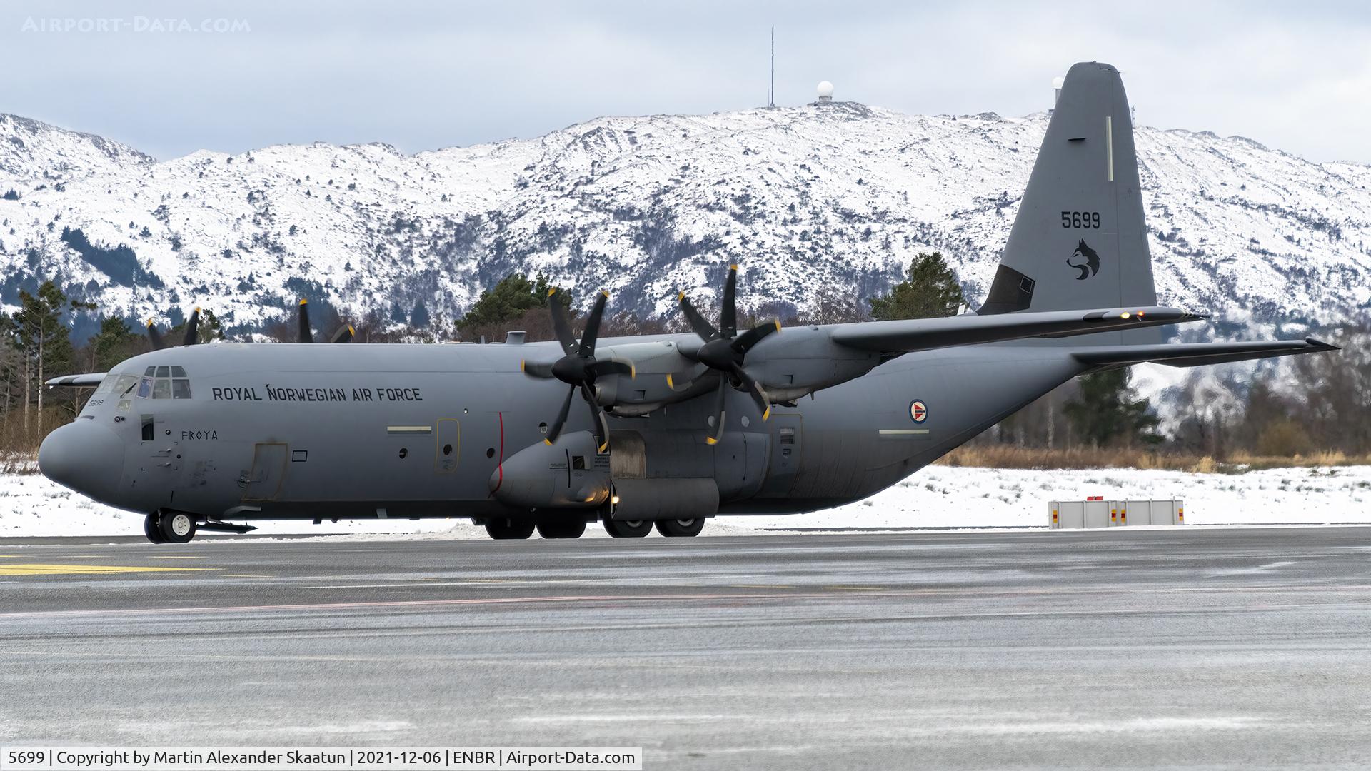 5699, 2008 Lockheed Martin C-130J-30 Super Hercules C/N 382-5699, Taxying in for parking.