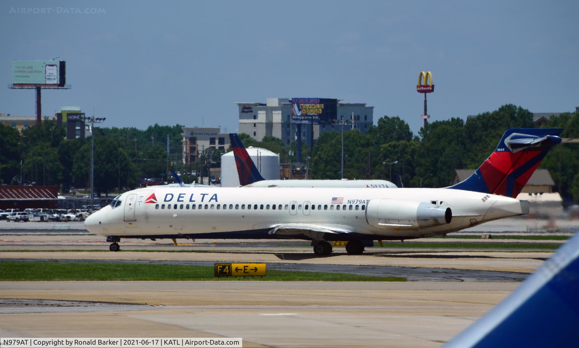 N979AT, 2002 Boeing 717-200 C/N 55038, Taxi Atlanta