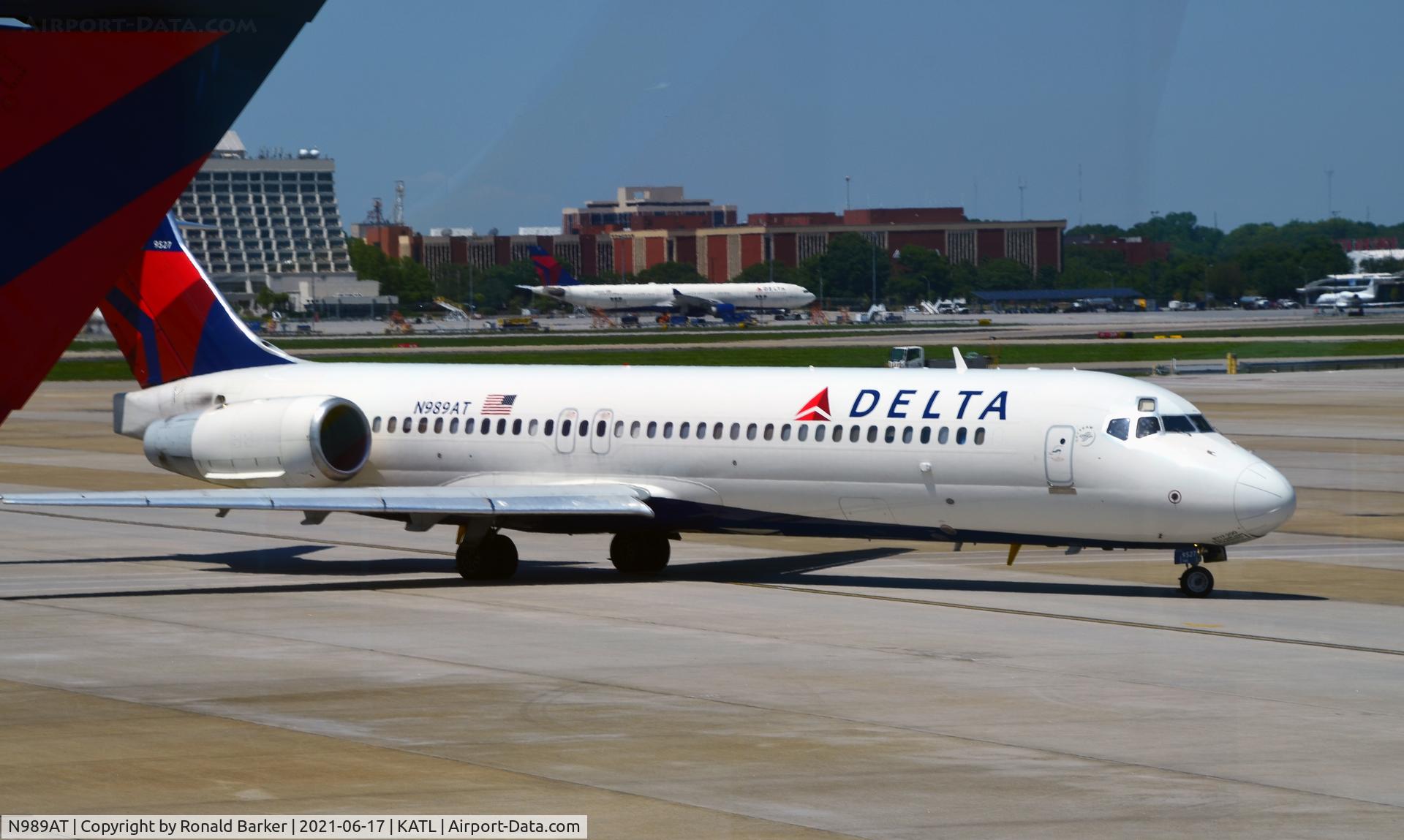 N989AT, 2001 Boeing 717-200 C/N 55152, Taxi for takeoff Atlanta
