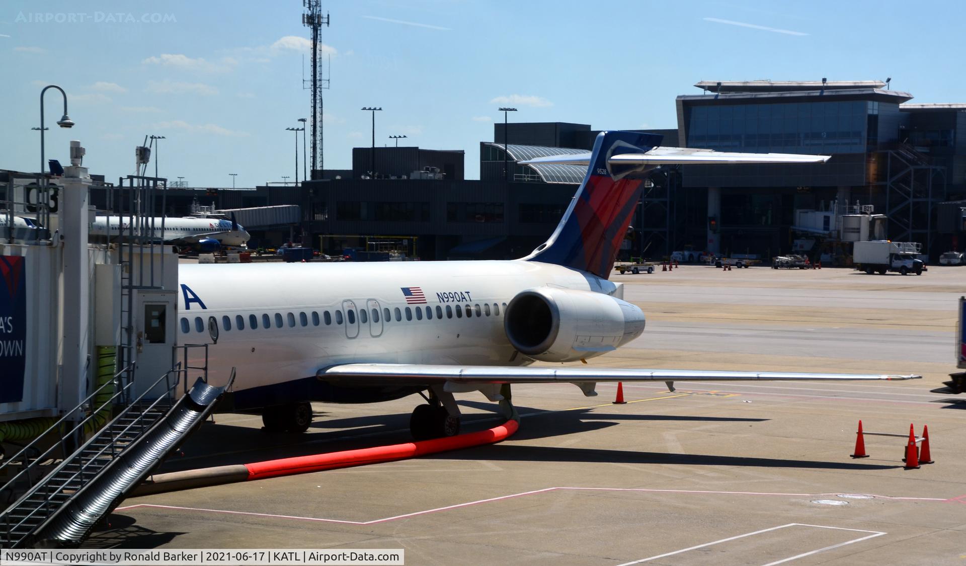 N990AT, 2001 Boeing 717-200 C/N 55134, At gate C3X Atlanta