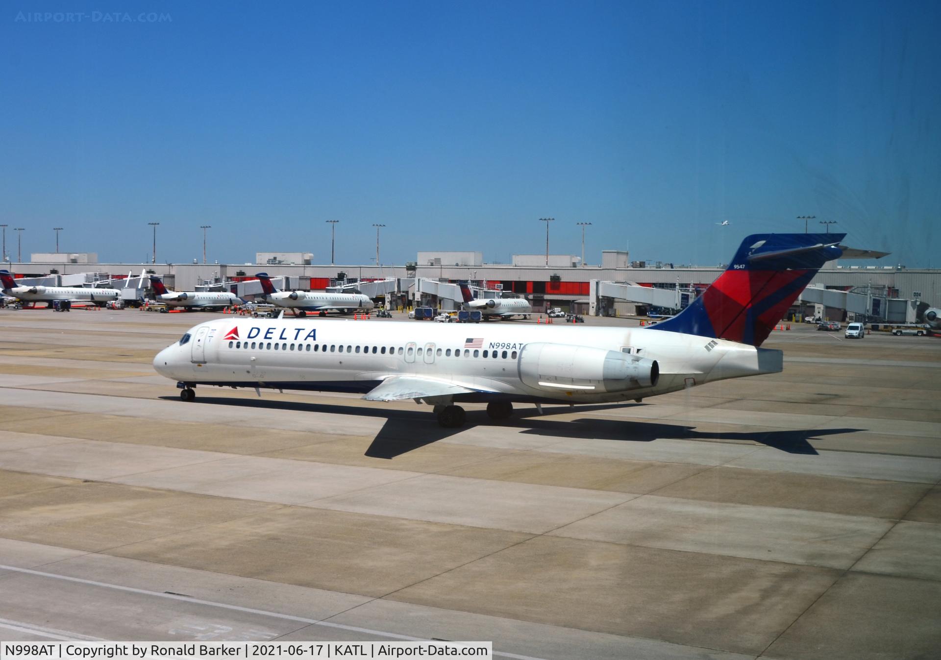 N998AT, 2002 Boeing 717-200 C/N 55142, Taxi to gate Atlanta