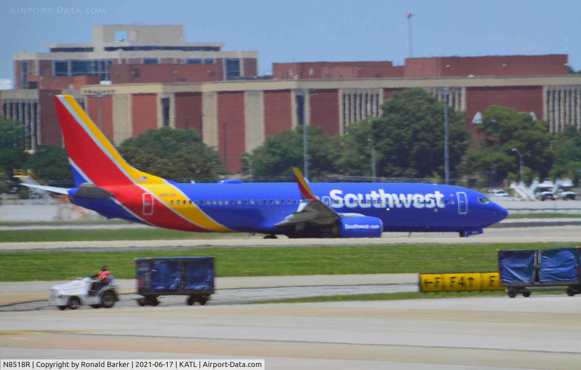 N8518R, 2016 Boeing 737-8H4 C/N 63593, Taxi Atlanta