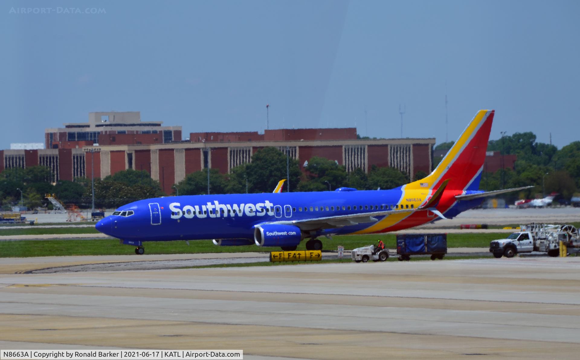 N8663A, 2015 Boeing 737-8H4 C/N 36902, Taxi Atlanta