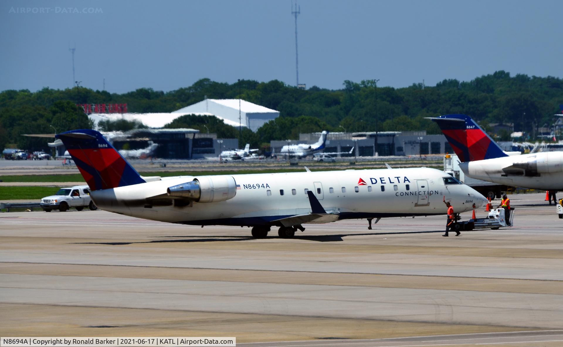 N8694A, 2002 Canadair CRJ-200 (CL-600-2B19) C/N 7694, Pushback Atlanta