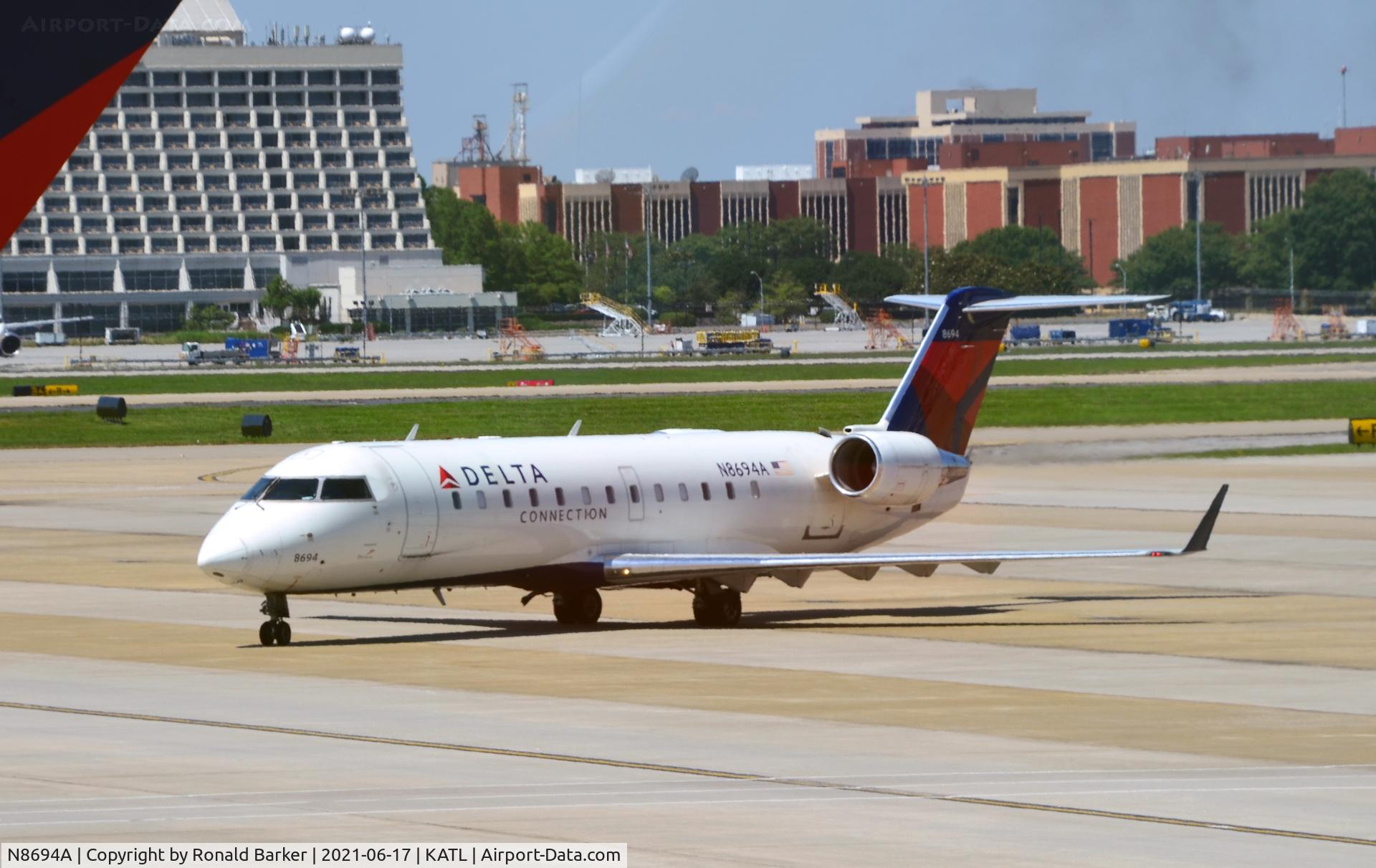 N8694A, 2002 Canadair CRJ-200 (CL-600-2B19) C/N 7694, Taxi for takeoff Atlanta