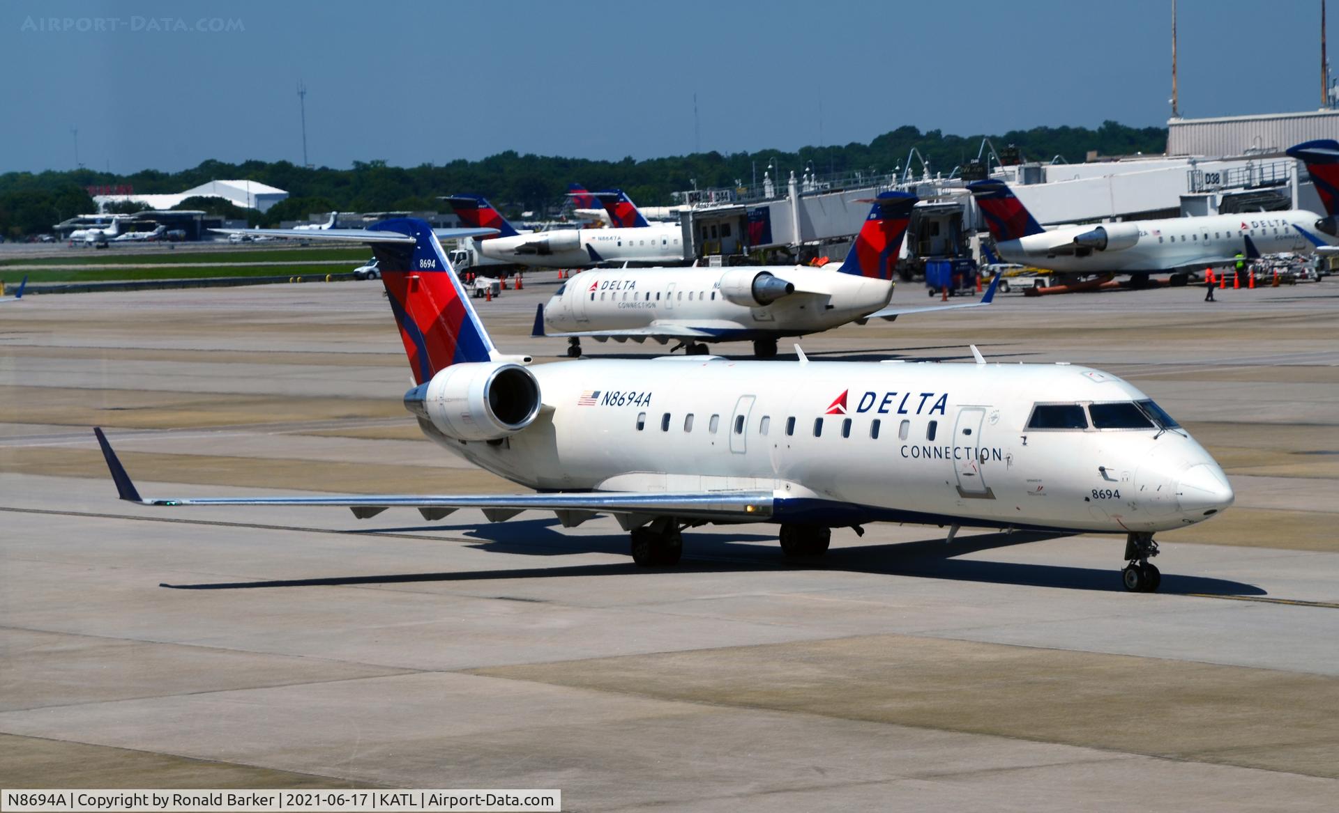 N8694A, 2002 Canadair CRJ-200 (CL-600-2B19) C/N 7694, Taxi for takeoff Atlanta