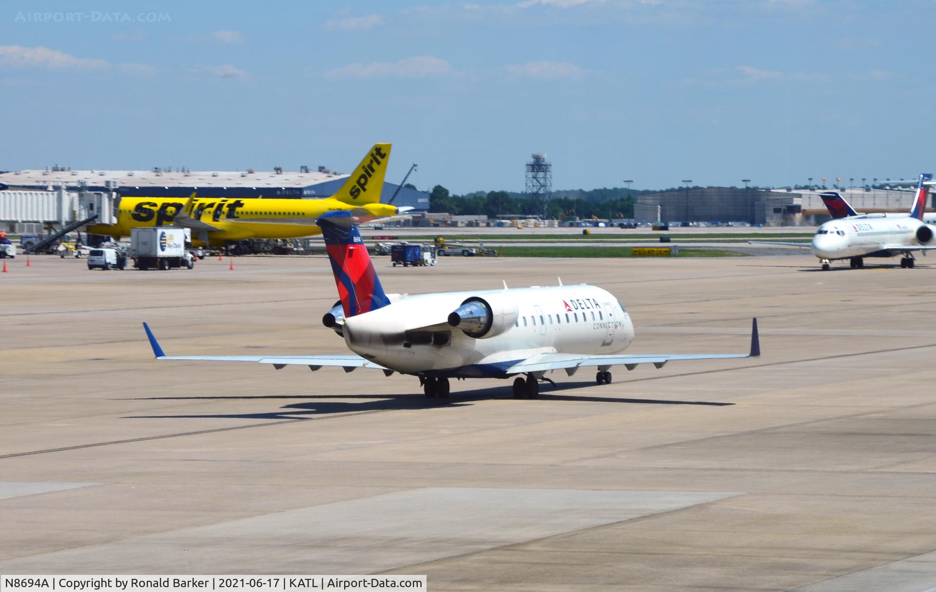N8694A, 2002 Canadair CRJ-200 (CL-600-2B19) C/N 7694, Taxi for takeoff Atlanta