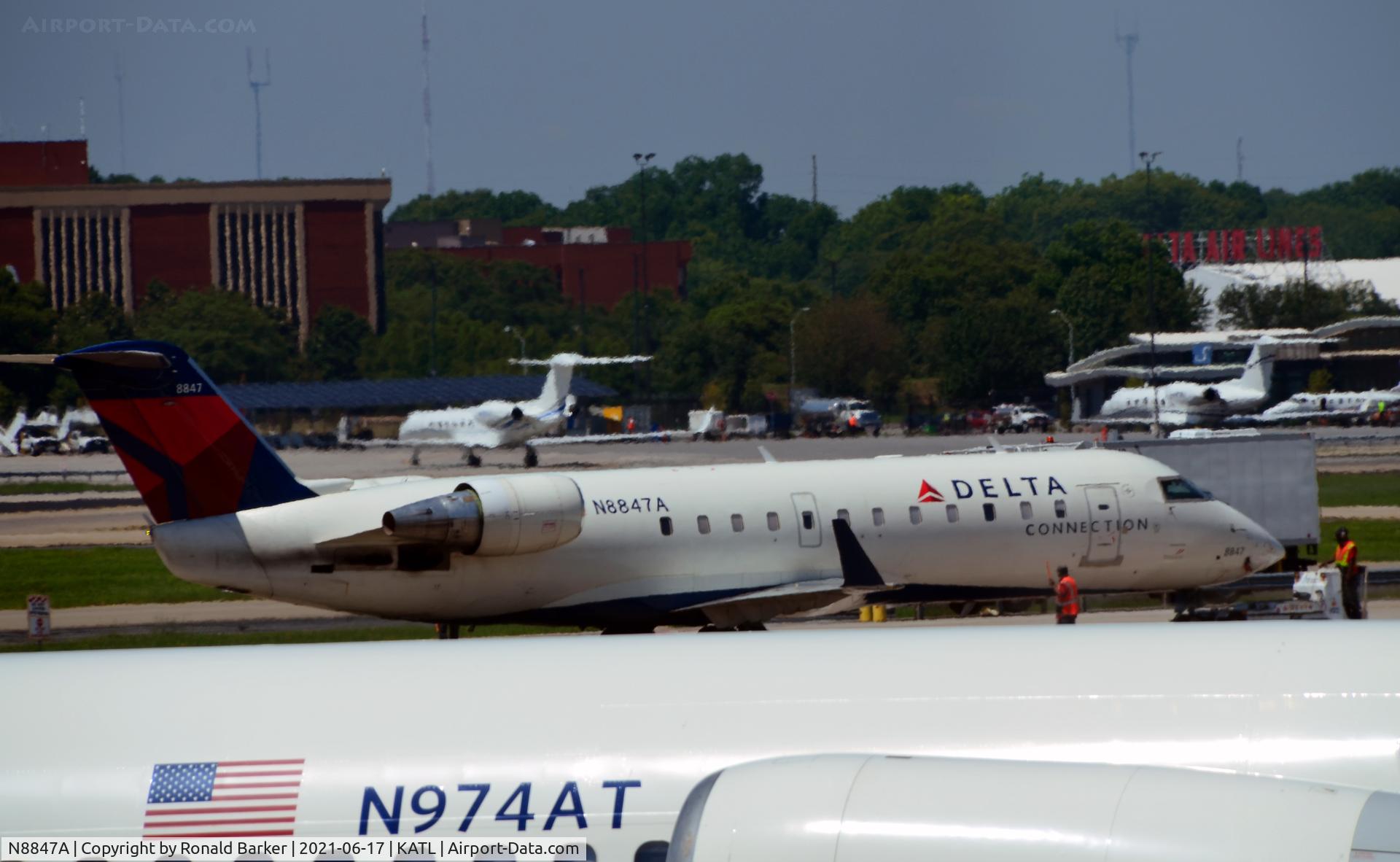 N8847A, 2003 Bombardier CRJ-440 (CL-600-2B19) C/N 7847, Pushback Atlanta